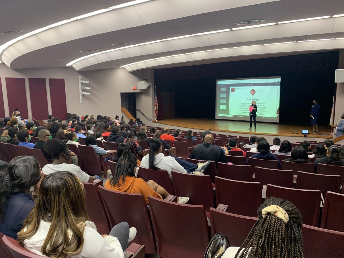 TXBPAml's tweet photo. No better way to start out this Fabulous Astros Friday than with some of our favorite @txbpa Middle Level students! Fall Leadership is in full swing in @AldineISD. #CTEallday #TXbpa #BPAML @National_BPA https://t.co/mr1bOigxaO