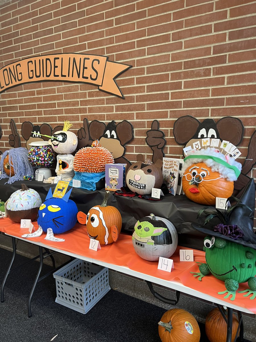 Merts5's tweet photo. Annual pumpkin decorating contest at Washington. What’s your favorite? #washingtonrocks #pumpkincontest #creative https://t.co/vXX7SAaT5n