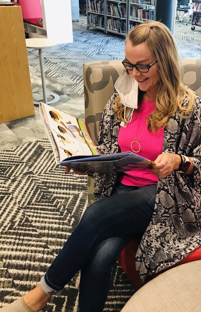 kristinleeper9's tweet photo. SO excited to be reading in the @LakeHighlandsHS on @RichardsonISD Reads day!! #risdreads ❤️🙌💕🙌 https://t.co/bg1mDuMlaV