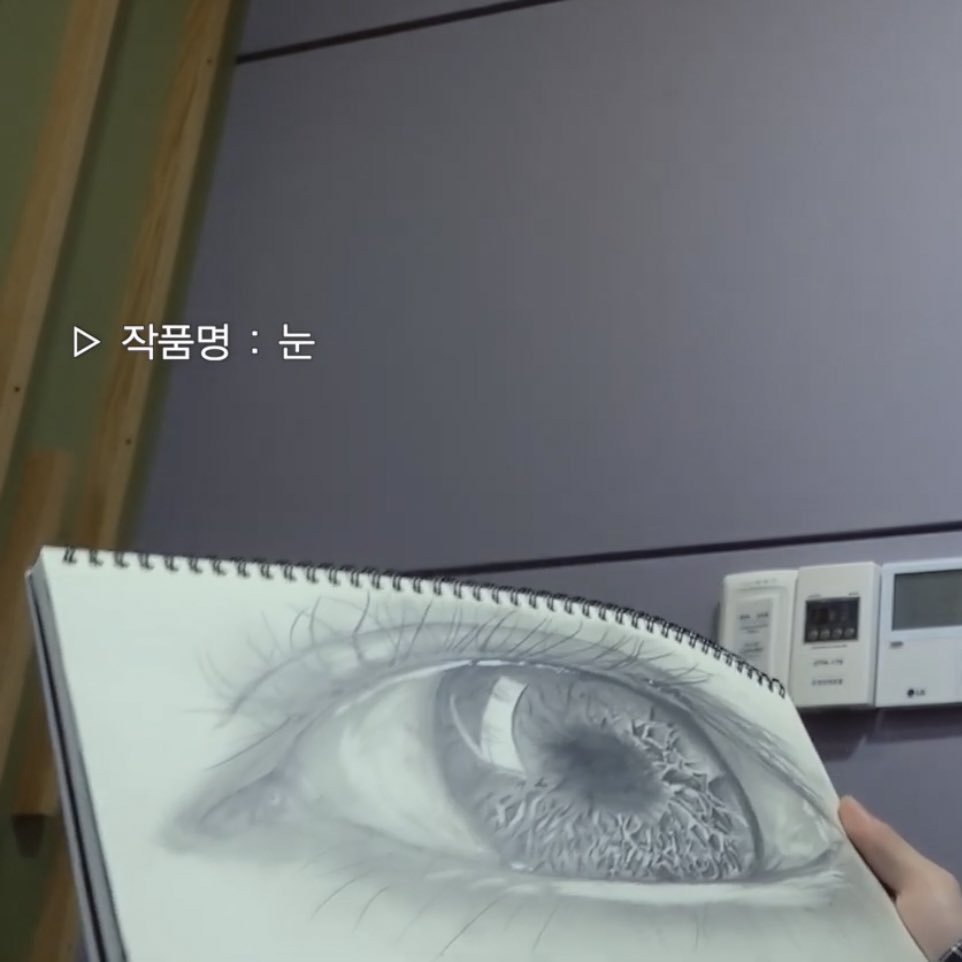 thrccracha's tweet photo. hyunjin keep improving his drawing is the most wonderful thing ever happen https://t.co/wxlTXevmLx