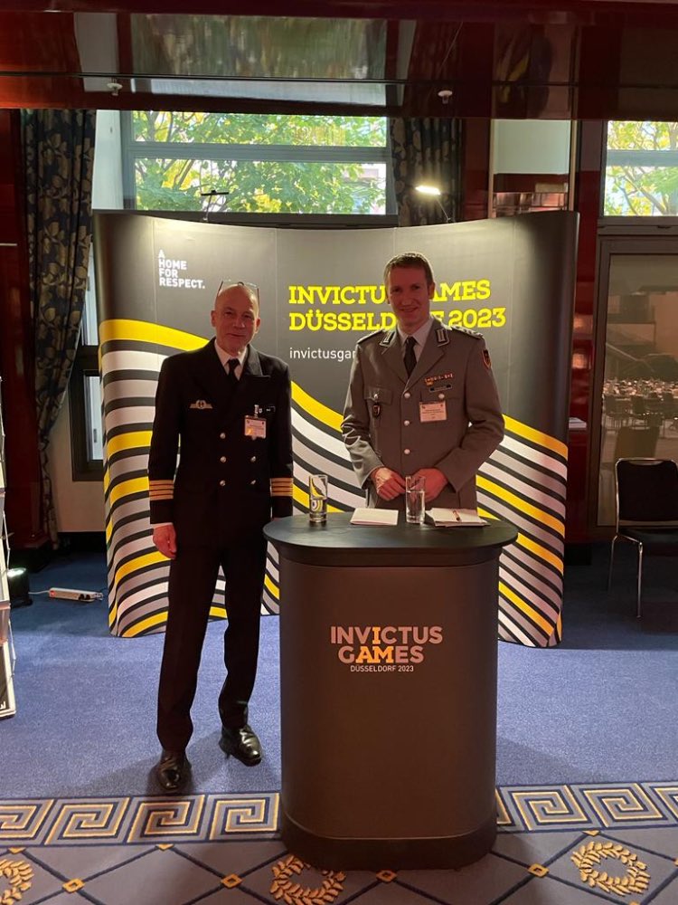 AlexWald's tweet photo. Die #InvictusGamesDE #IG23 auf der Jahrestagung der Reserve der Bundeswehr in Berlin. Hier im Gespräch über #aHomeOfRespect mit dem Präsidenten des Reservistenverbandes Oberst Prof. Dr. Sensburg. Schön, dass der #VdRBw uns unterstützt. https://t.co/ITQ46h0PxO