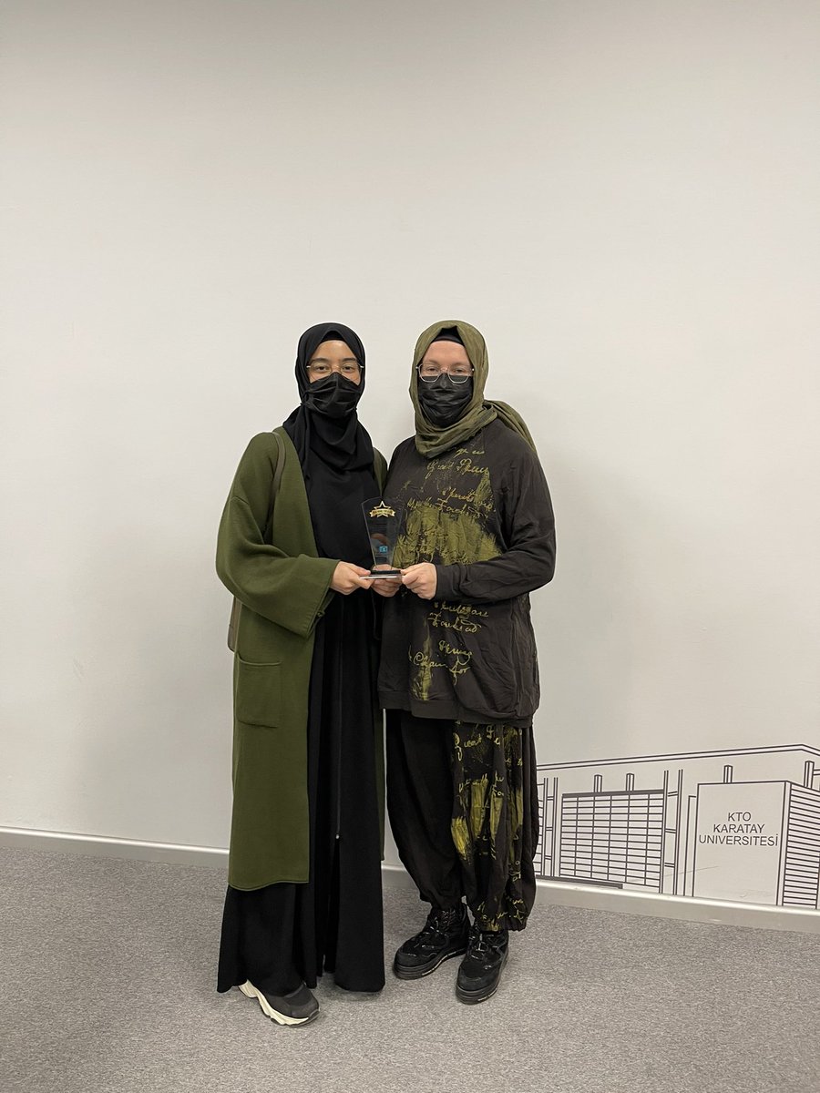 Akademik danışmanı olduğum KİSEF topluluğumuz ödülünü aldı. Bu kare bizi her zaman bir adım daha ileriye götüren ve desteğini eksik etmeyen KTO Karatay Üniversitesinin üyesi olmanın haklı gururu ve sevincinin küçücük bir resmi. @ktokaratayuniversitesi @ktokarataysks <a href="/Kto_Kisef/">KİSEF</a>