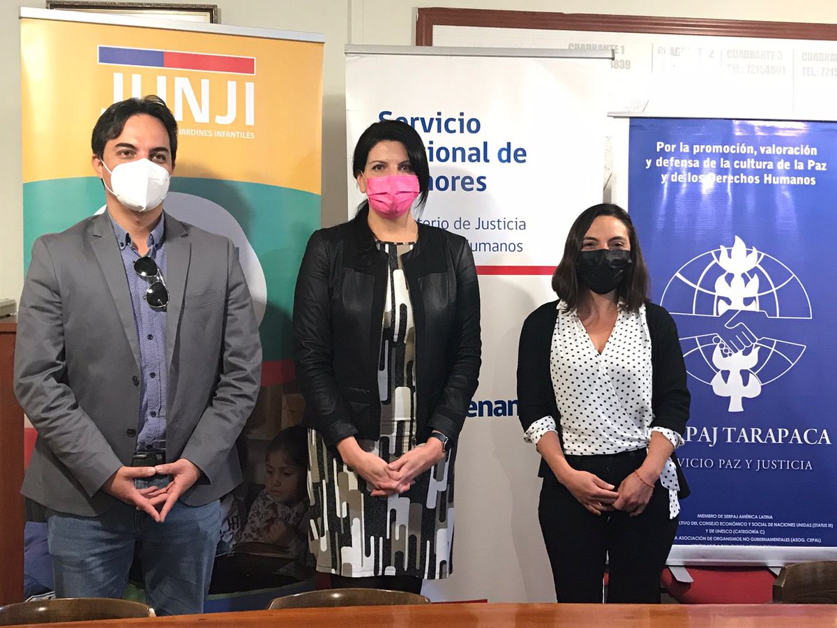 SenameTarapaca's tweet photo. Directora Regional @SenameTarapaca María Teresa Osorio junto a Director Regional @JUNJI_Tarapaca Mauricio Prieto y Directora del programa SBC “Luis Pérez Aguirre” firmaron convenio colaborativo para apoyar trabajo comunitario de usuarios que cumplen sanciones bajo Ley 20.084 #RPA https://t.co/TEYJ0kioz4