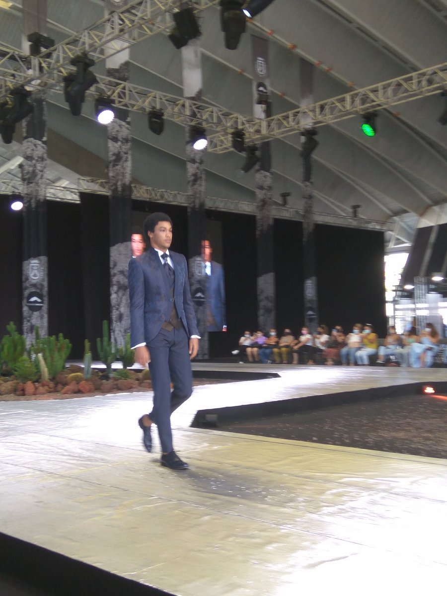 Elegancia masculina en la pasarela de #feriamodatfe y #feboda con la firma <a href="/Latrajeria/">Latrajeria</a> y complementos de #tempusbycristovelazquez en <a href="/recintoferialtf/">RecintoFerialTf</a> <a href="/tenerifemoda/">TenerifeModa</a>