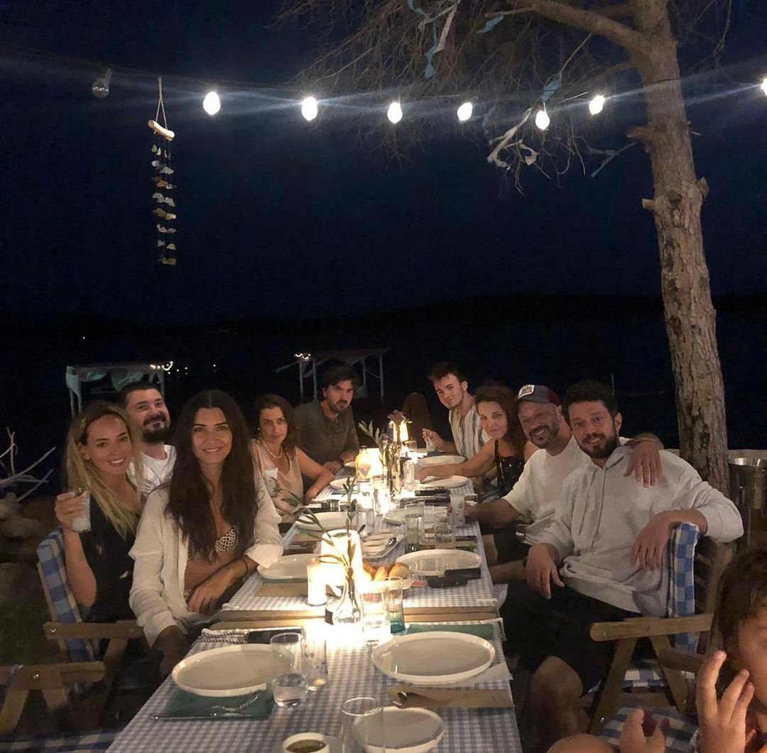 Tuba_spain's tweet photo. Gran equipo
#TubaBüyüküstün
#AnotherSelf https://t.co/Cqkv3A246F