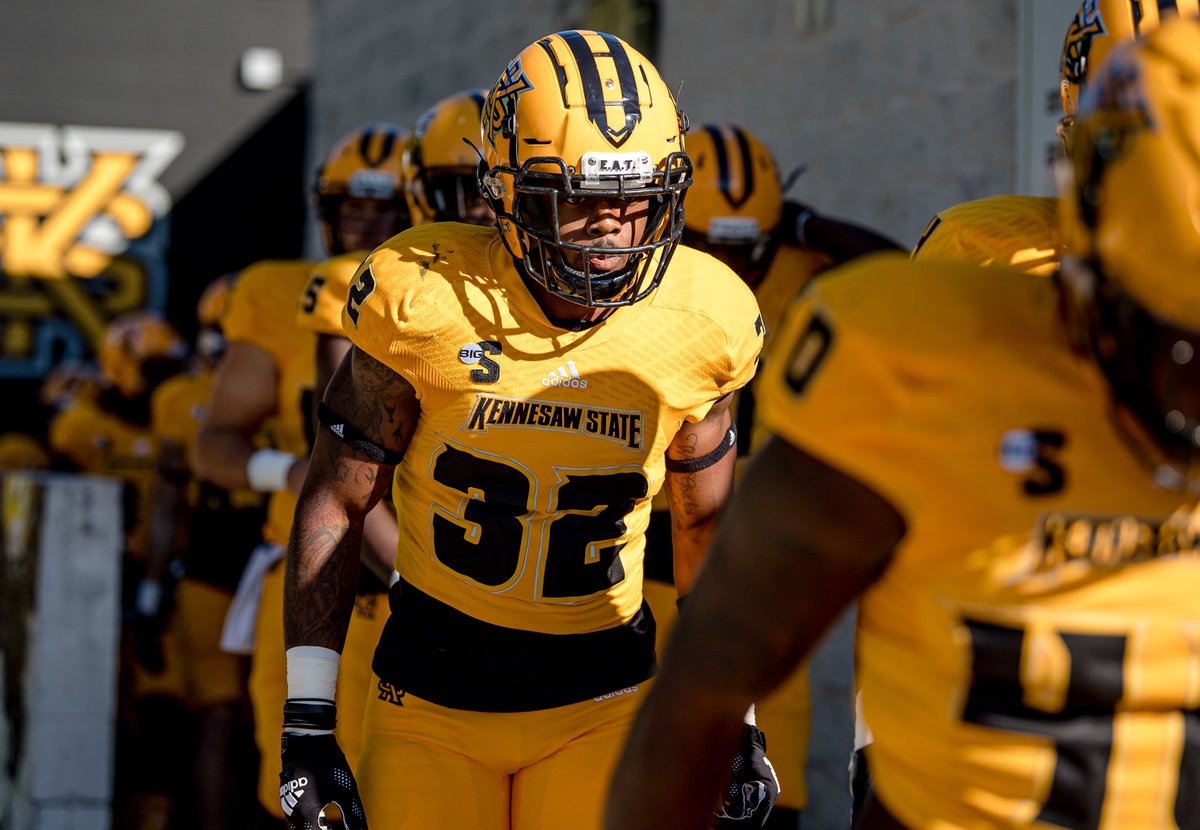 kennesawstfb's tweet photo. Some Big South ranks for the 🦉 defense ⤵️

 - 1️⃣st in total defense (277.7 yards allowed per game)
 - 1️⃣st in scoring defense (16.8 points allowed per game)
 - @evan_Th0mpson12 is 6️⃣th with 44 tackles

#GoldStandard | #EAT https://t.co/nYPrcWwrNA
