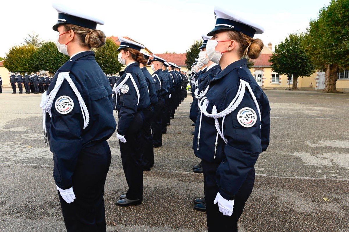 GDarmanin's tweet photo. Gardiens de la Paix de la 260ème promotion, vous avez choisi comme nom de promotion Franck Labois, policier mort en mission lors d’une interpellation.

A travers ce geste, vous rendez hommage à un grand et courageux policier du quotidien. https://t.co/6GMj0pP15i