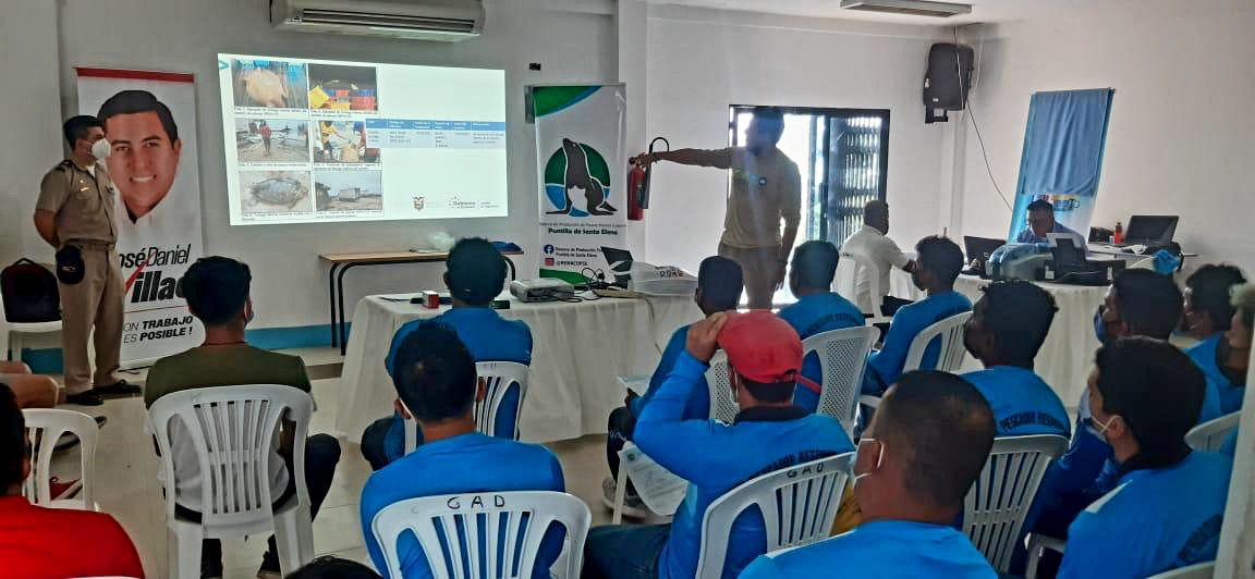 MAE_Zonal5's tweet photo. Activamos la campaña “Soy Un Pescador Responsable”, en el marco del Programa #CEPA de la Reserva Puntilla de #SantaElena junto con la @armada_ecuador, a través de #CAPSAL y con el apoyo de @WildAidLatino. Esta actividad esta dirigida a pescadores de la parroquia #Anconcito. https://t.co/YM0rUL6JjH