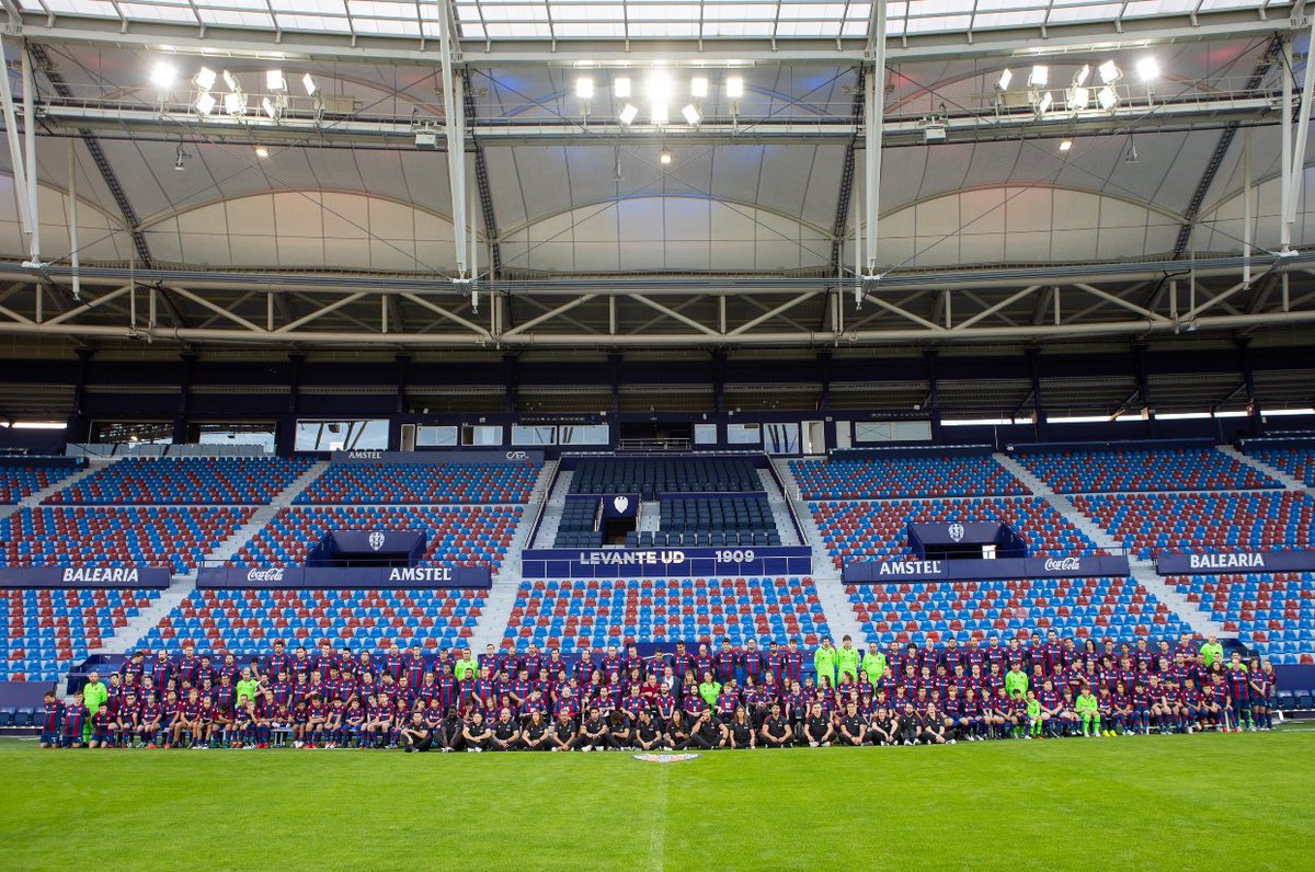 LUDfundacion's tweet photo. ¡FOTO DE FAMILIA! 😁📸

Ayer tuvimos la suerte de reunir a los deportistas de todas nuestras secciones de deporte adaptado. Más de 200 jugadores y jugadoras que representan día a día los valores del @levanteud y su Fundación 🔵🔴.

¡ #Orgullgranota , campeones! 🐸 https://t.co/IfRVSMZhfe