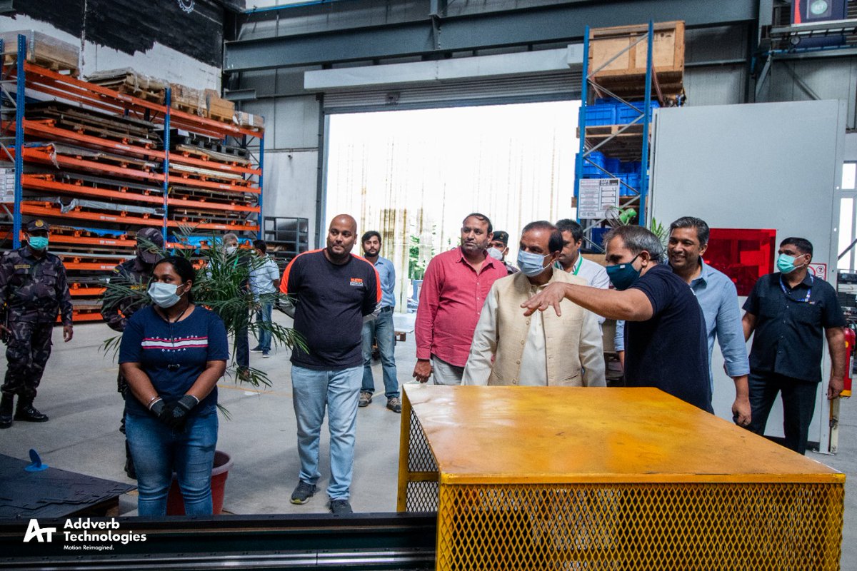 kawaii_mariie's tweet photo. Human works with collaboration of robo in manufacturing process is kind of time saving and development of technology in India. #AddverbMakeInIndia https://t.co/yXhpJff4Wi