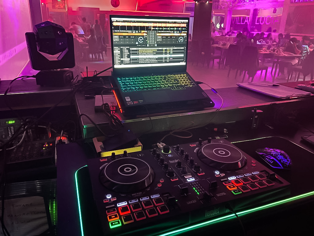 herculesaudio's tweet image. Inside the booth is where the magic happens. 🎶 
Photo by @look.at.rem (on IG) 📸  #DJControlInpulse300 #ShowYourMix