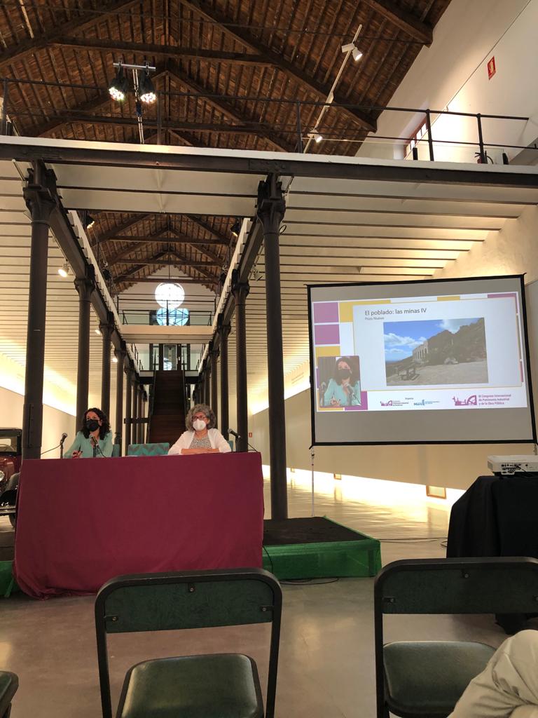 IsabelRuedaC's tweet photo. Bonita mañana de reencuentro con @luyro en el congreso de patrimonio industrial de @FUPIA1. Y gracias a @FdezMorillas tenemos un recuerdo gráfico de la emoción del reencuentro y de la salida de #ElCentenillo de su rinconcito en Sierra Morena https://t.co/fTuawxE0l5