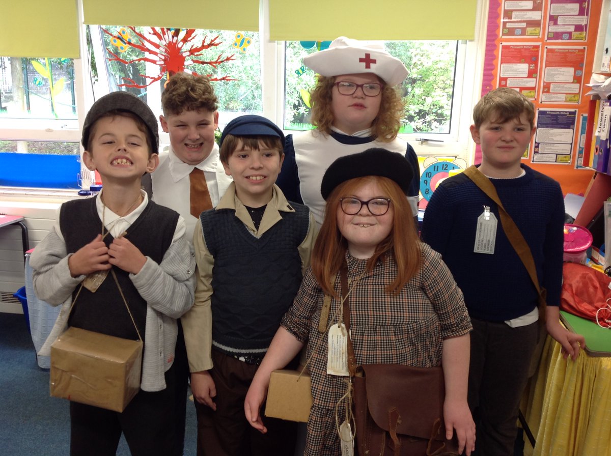 YsgolNant's tweet photo. Dosbarth Dinefwr wedi gwisgo lan yng ngwisgoedd 'Yr Ail Ryfel Byd.'  Dosbarth Dinefwr dressed up in their 'World War II' costumes. https://t.co/7A2M3VMenp