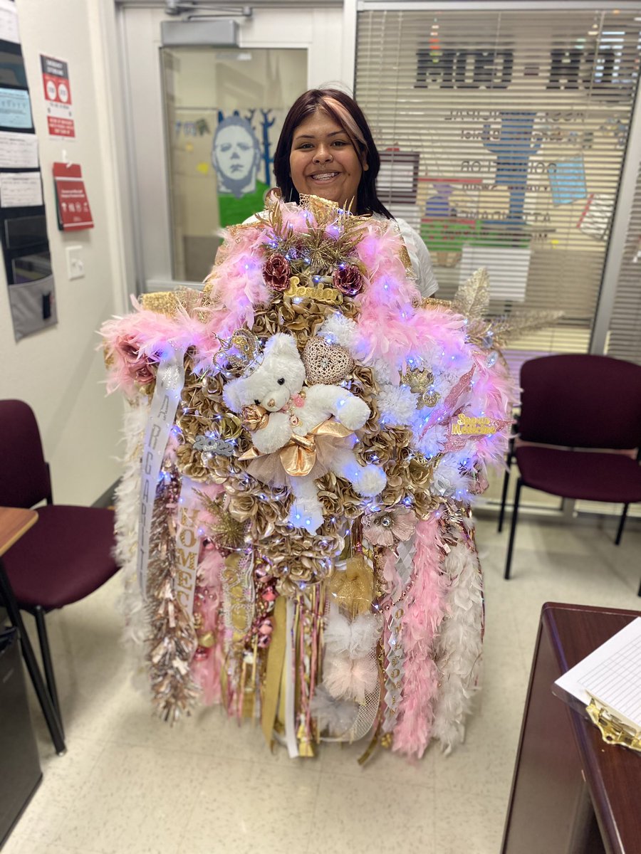 EsthayMichelle's tweet photo. Go big or go home here in Texas mum! Margarita Castrejon #LHSspiritday @lhsstuco https://t.co/yUFo5pAnWw