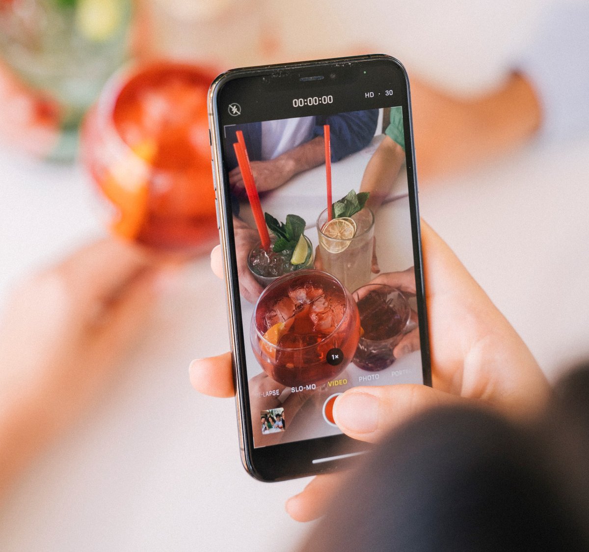 Compartir con amigos el inicio del fin de semana en torno a un cóctel delicioso es, sin duda, la mejor manera.🍹 ¡Ven a El Botánico y disfruta de un ambiente absolutamente delicioso!🍻
borja_lucini 
#elbotanico #terrazasmadrid #barrioretiro #restaurantesenmadrid #comerenmadrid