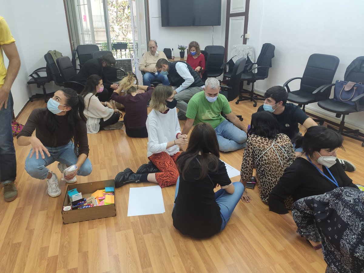 BeaGarciaGzlez's tweet photo. Primer laboratorio abierto de facilitación. Aprendiendo nuevas herramientas para conectar grupos con Lucía Arribas y @Ratoncampero. Qué maravilla volver a encontrarnos en presencial! #MasterLit #somosCLO @teamlabs @Huhezi https://t.co/wnptmfFIvE