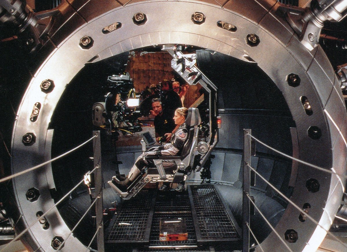 JODIESARCHIVE's tweet photo. behind the scenes of contact (1997) https://t.co/qZfne3ikZ1