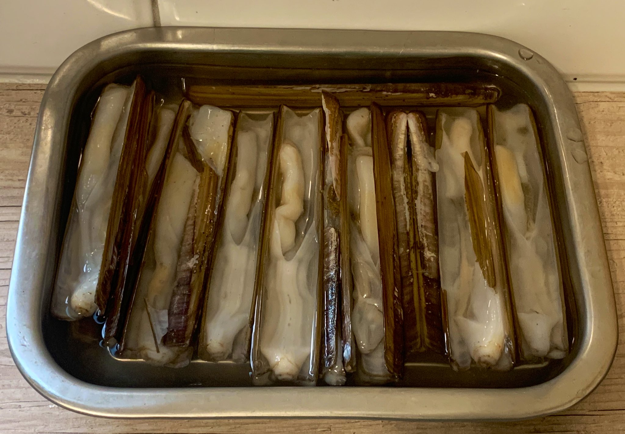 𝖸𝗈 𝖮𝗄𝖺𝖽𝖺 魚屋さんでマテ貝 が少し安く売っていたので 内心小躍りしながら購入 通常 24 Kgぐらいのところ 今日は 18 50 Kg 362gで11本入って 6 70 約1070円 ただいま砂抜き中で マテ貝たちリラックス 今夜食べちゃうけど ごめんね どう