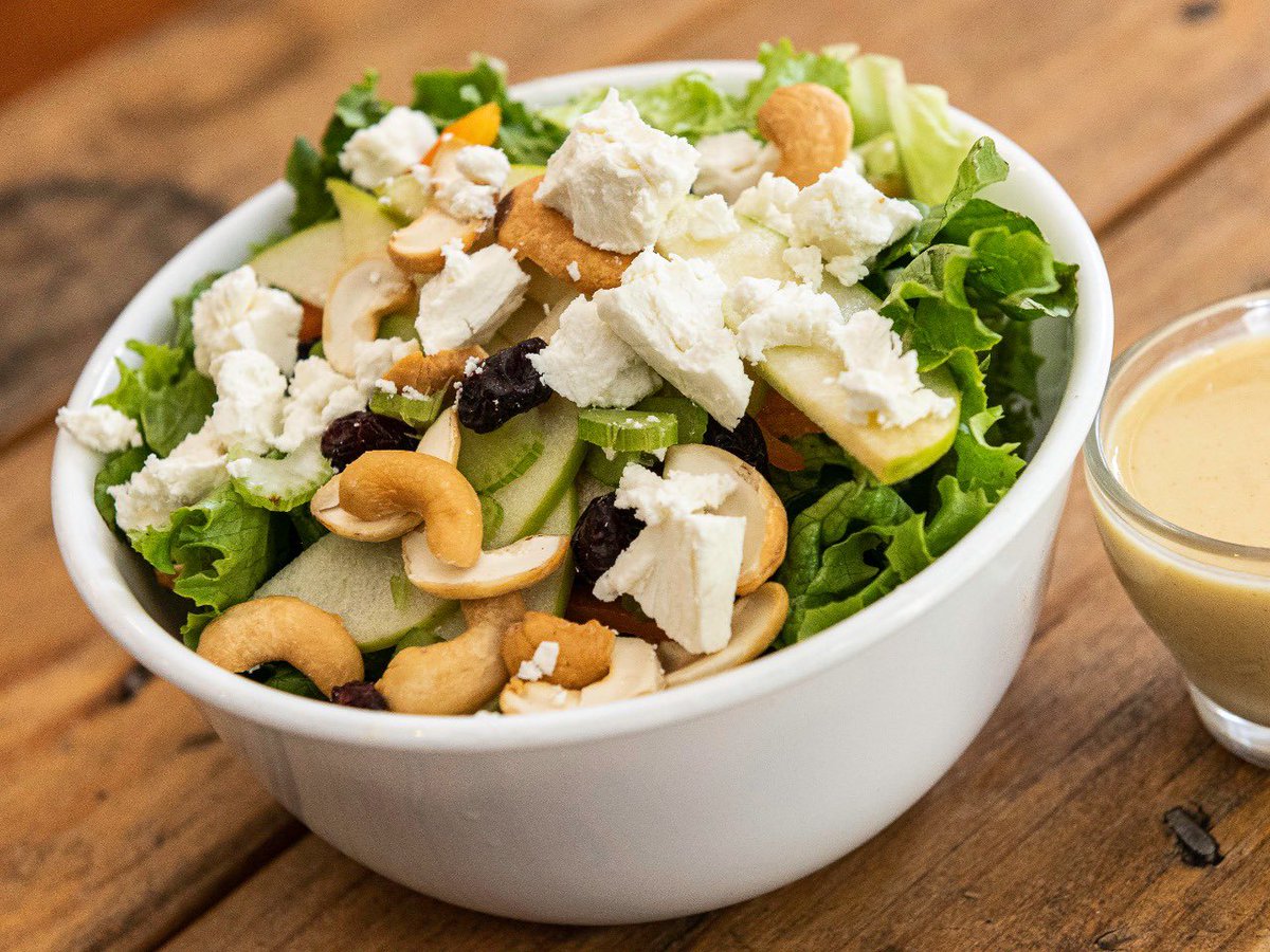 deli_Lou_mx's tweet photo. La ensalada dulce es una de nuestras favoritas 😍, lleva lechuga, manzana, arándano, nuez de la India, pimiento amarillo y apio. La recomendamos con queso de cabra y aderezo de mostaza dulce 💜💜.
.
.
#foodies #deli #delilou #ensalada https://t.co/4wxnYXyZi2