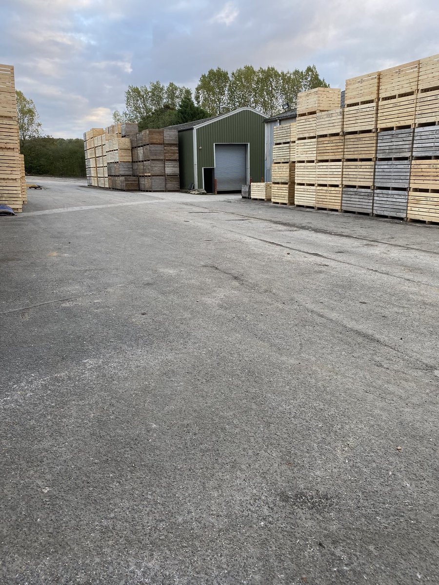 JSScholes1's tweet image. First time since 6:15 am yard has been without trailer/lorries .. #buggered Even eyelashes ache!