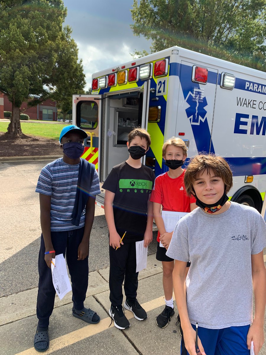 mslevert's tweet photo. Seventh grade Dragons enjoyed the DDMMS career truck fair SO much. 💙💚💛🐉 @DDMMSDragons https://t.co/RDxCRY64Ig
