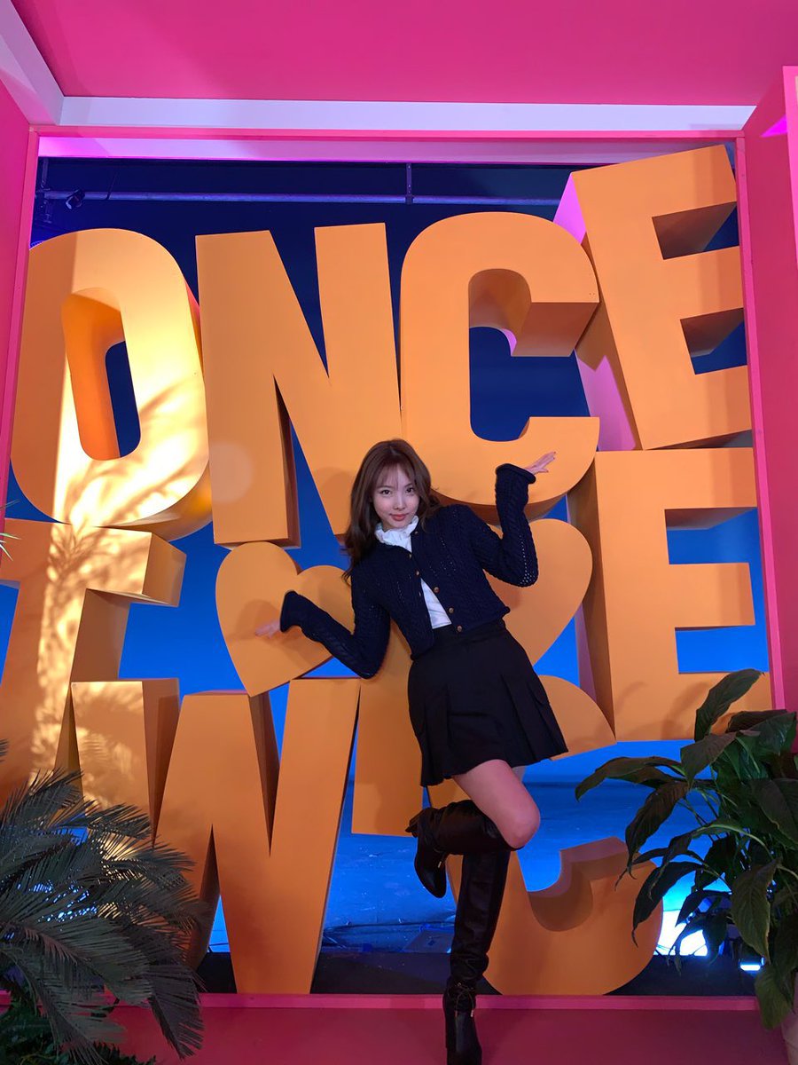 bentosaur's tweet photo. happy 6th 🍭🍭🍭

#ONCEcomesbeforeTWICE https://t.co/nupsUCkuPu