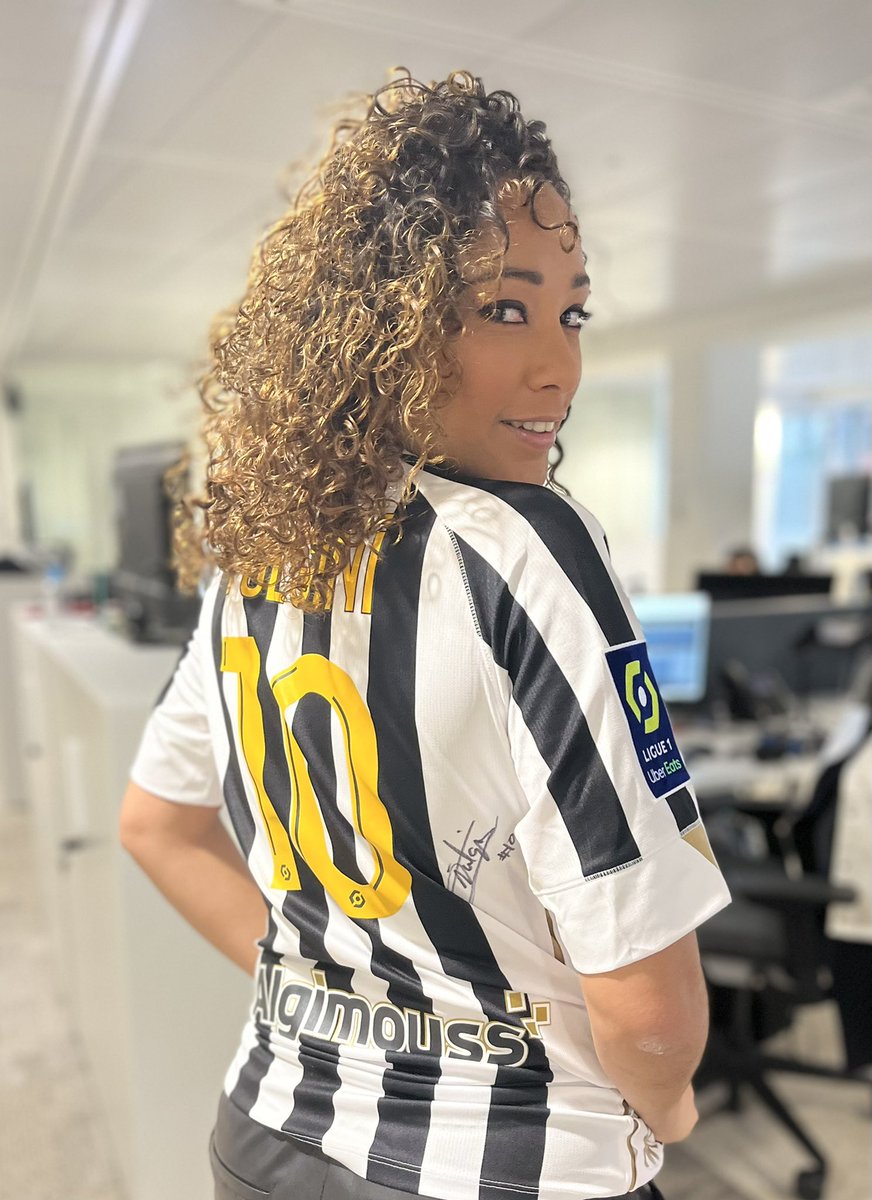 lequipedusoir's tweet image. ⚫️SOIR DE MATCH⚪️

Pour ASSE-Angers @vsainsily vous offre le maillot du SCO d’Angelo Fulgini porté et signé par le numéro 10 ⚽️

RT + FOLLOW @lequipedusoir
Choisissez le chroniqueur qui jouera pour vous au quizz final 😎