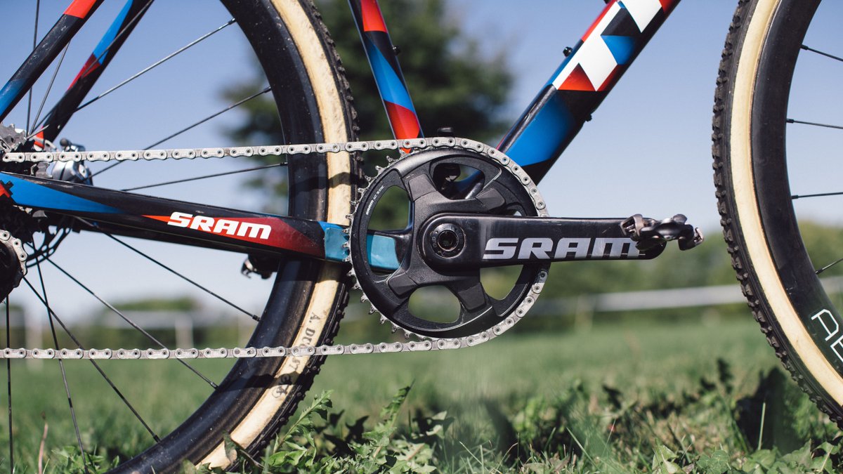 Team colors always look better when custom painted on a frame. The <a href="/Baloise_Trek/">Baloise Glowi Lions</a> red and blue on <a href="/pim_0548/">Pim Ronhaar</a>'s bike is all the evidence needed. 🦁 #eTapAXS 📸 <a href="/cyclephotos/">cyclephotos</a>