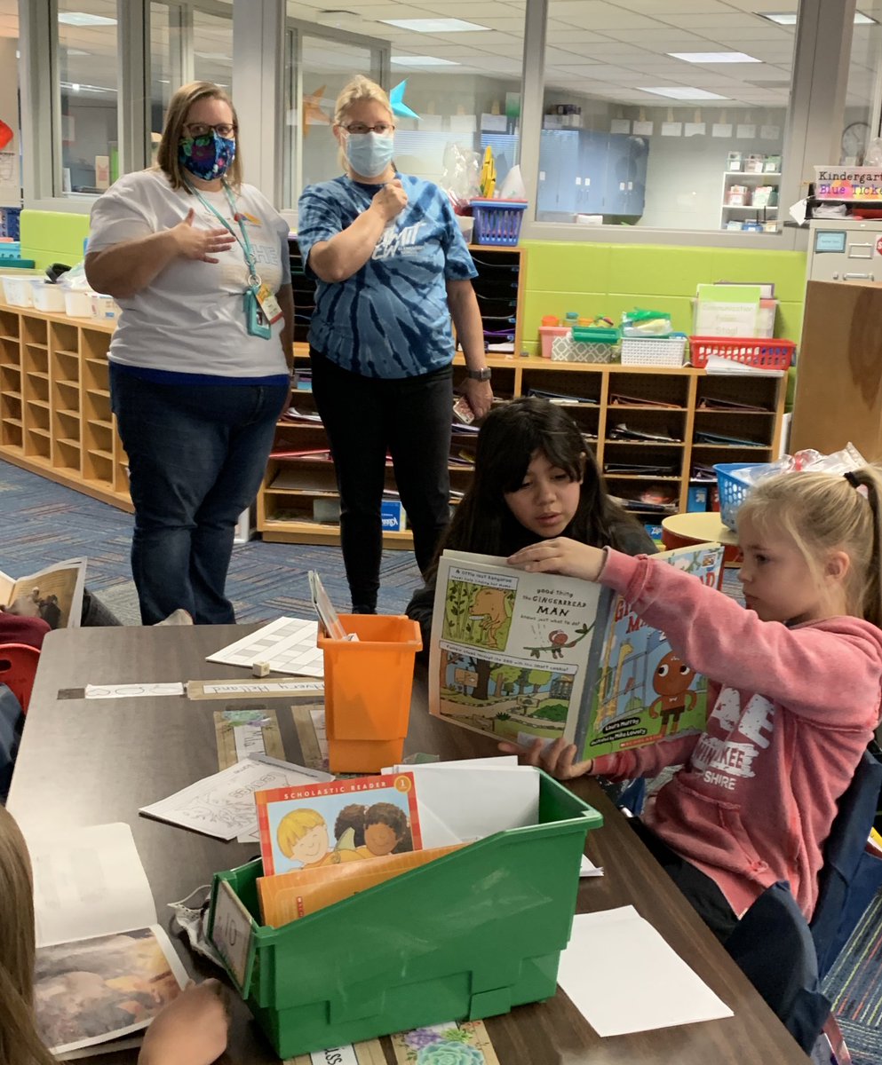 Mrs. Stagl &amp; Mrs. Thielitz sharing a moment of excitement as they look on to a Kindergartener reading to a 4th grade buddy using images to tell the story. 🙌🏼📚❤️#SummitViewEaglesSoar