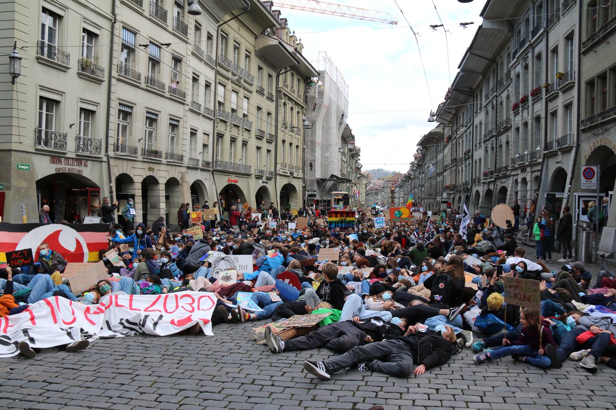 Mehrere Tausend Menschen waren heute in der Schweiz für Klimagerechtigkeit auf der Strasse!
#ClimateJusticeNow #UprootTheSystem
