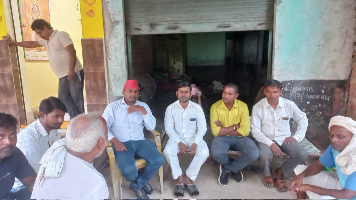 ErVKSaroj_Aurai's tweet photo. आज औराई विधानसभा 394 के युवा भावी प्रत्याशी इंजीनियर वीरेंद्र सरोज पहुंचे जहां कुछ दिन पहले हुए एक्सीडेंट की घटना जो बच्चा मृतक हुआ है उसके घर  पहुंच कर उसकी आत्मा की शांति के लिए प्रार्थना किए और ईश्वर से प्रार्थना किए कि परिवार को इस दुख की घड़ी में दुख सहने की शक्ति दे🙏💐 https://t.co/d1aTCHIaOx