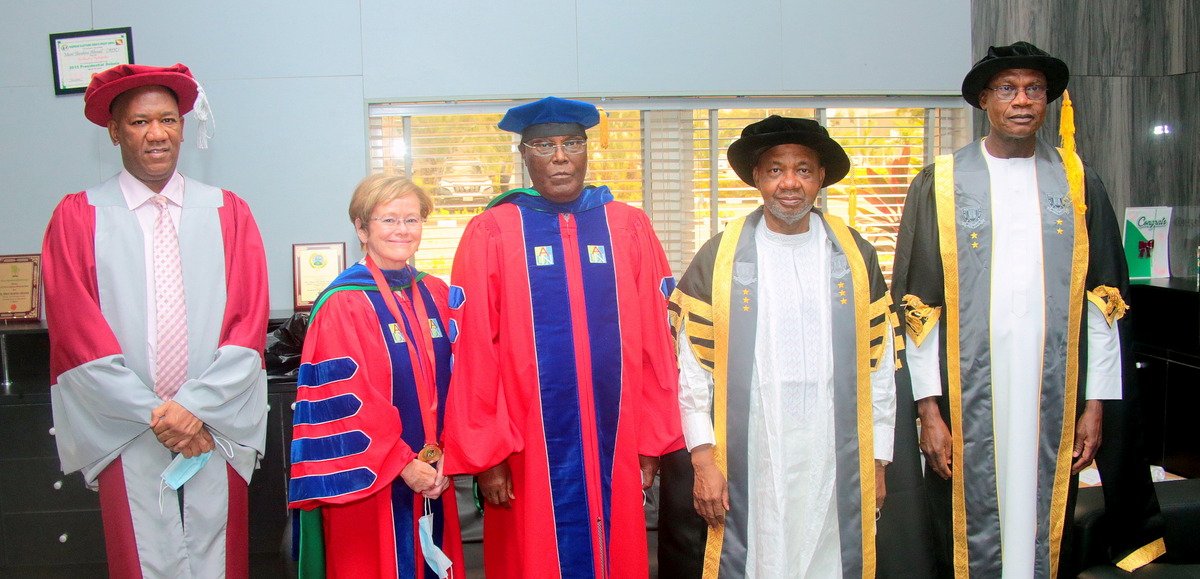Okagbare01's tweet photo. Atiku delivers Baze University’s convocation lecture

Former Vice President of Nigeria, @atiku on Friday, 22nd of October, 2021 delivered the 7th and 8th combined convocation lecture of the Baze University in Abuja.

Pic 1: Atiku delivering his lecture at the Convocation. https://t.co/My7yfFI14g