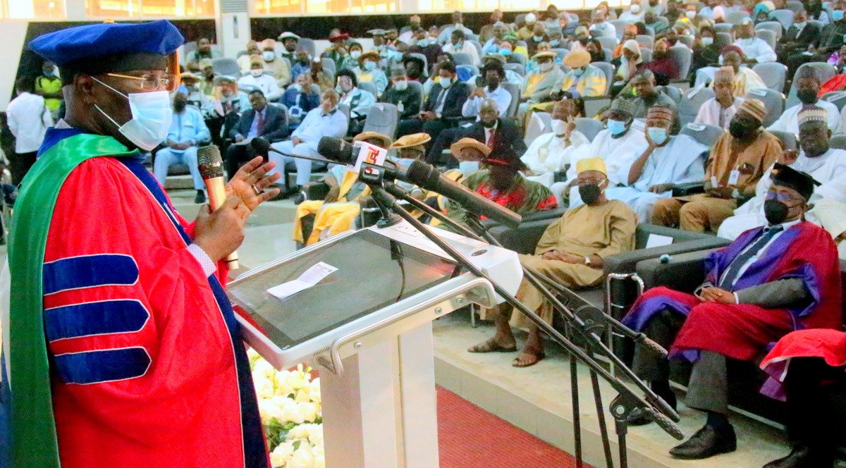 Okagbare01's tweet photo. Atiku delivers Baze University’s convocation lecture

Former Vice President of Nigeria, @atiku on Friday, 22nd of October, 2021 delivered the 7th and 8th combined convocation lecture of the Baze University in Abuja.

Pic 1: Atiku delivering his lecture at the Convocation. https://t.co/My7yfFI14g