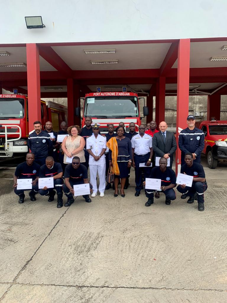 Cérémonie de remise des attestat° de particip° aux #pompiers du <a href="/PortAbidjan/">PORT AUTONOME D'ABIDJAN</a> 🇨🇮 pr cette form° de #chefdagrès en présence du Cdt Soro, de <a href="/AkeNicole/">KOUADIO AKE JOSE-NICOLE</a> du <a href="/SepcimA/">SepcimAEM</a> &amp; <a href="/annecathnz/">Anne-Catherine Claude</a> de <a href="/UEenCI/">UE en Côte d'Ivoire</a>  
+ de format° WeCAPS st prévues ds le #port 
- chef de garde
- équipe spécialisée #nautique