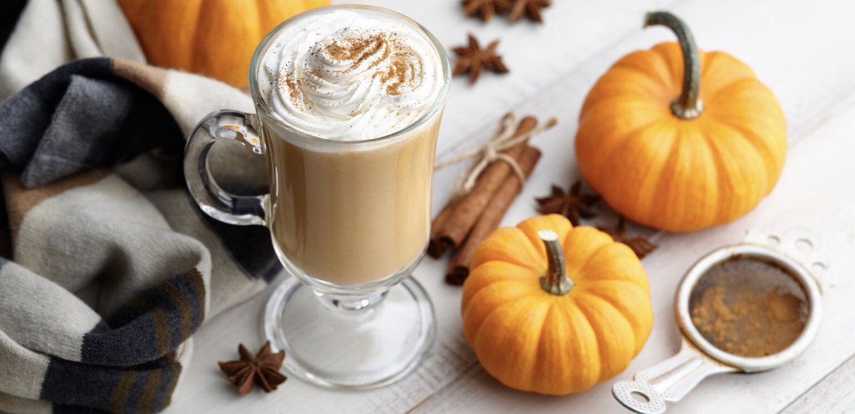 Тыквенный чай латте. Pumpkin latte. Pumpkin spice latte starbucks. Pumpkin latte. Раф пряная тыква.