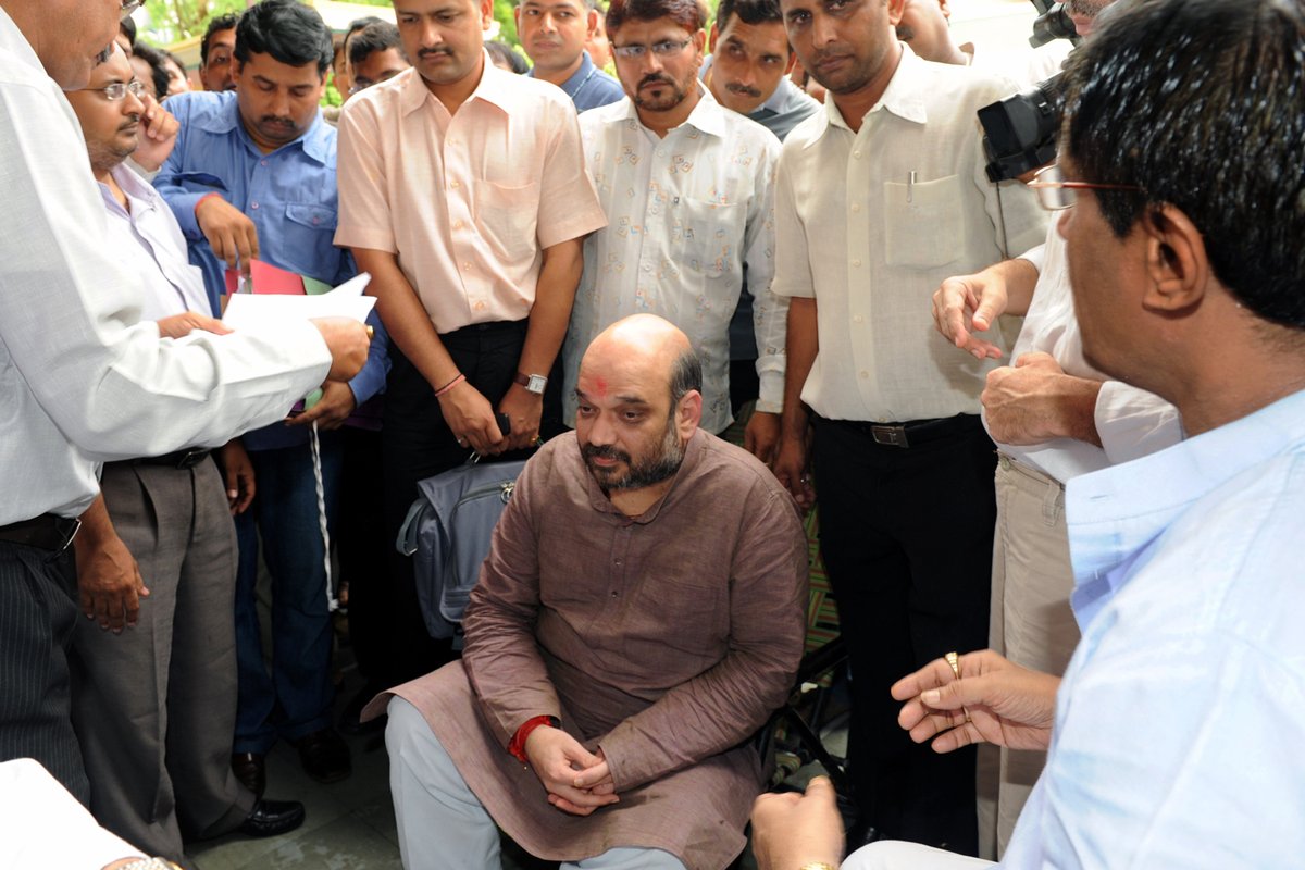 thecaravanindia's tweet photo. Amit Shah, surrounded by senior CBI officers and lawyers, after being arrested in the Sohrabuddin Sheikh fake encounter case, in July 2010. 

Read our 2014 profile of #AmitShah: https://t.co/qCC8Pi5Uo8 https://t.co/Uj8upb0glo