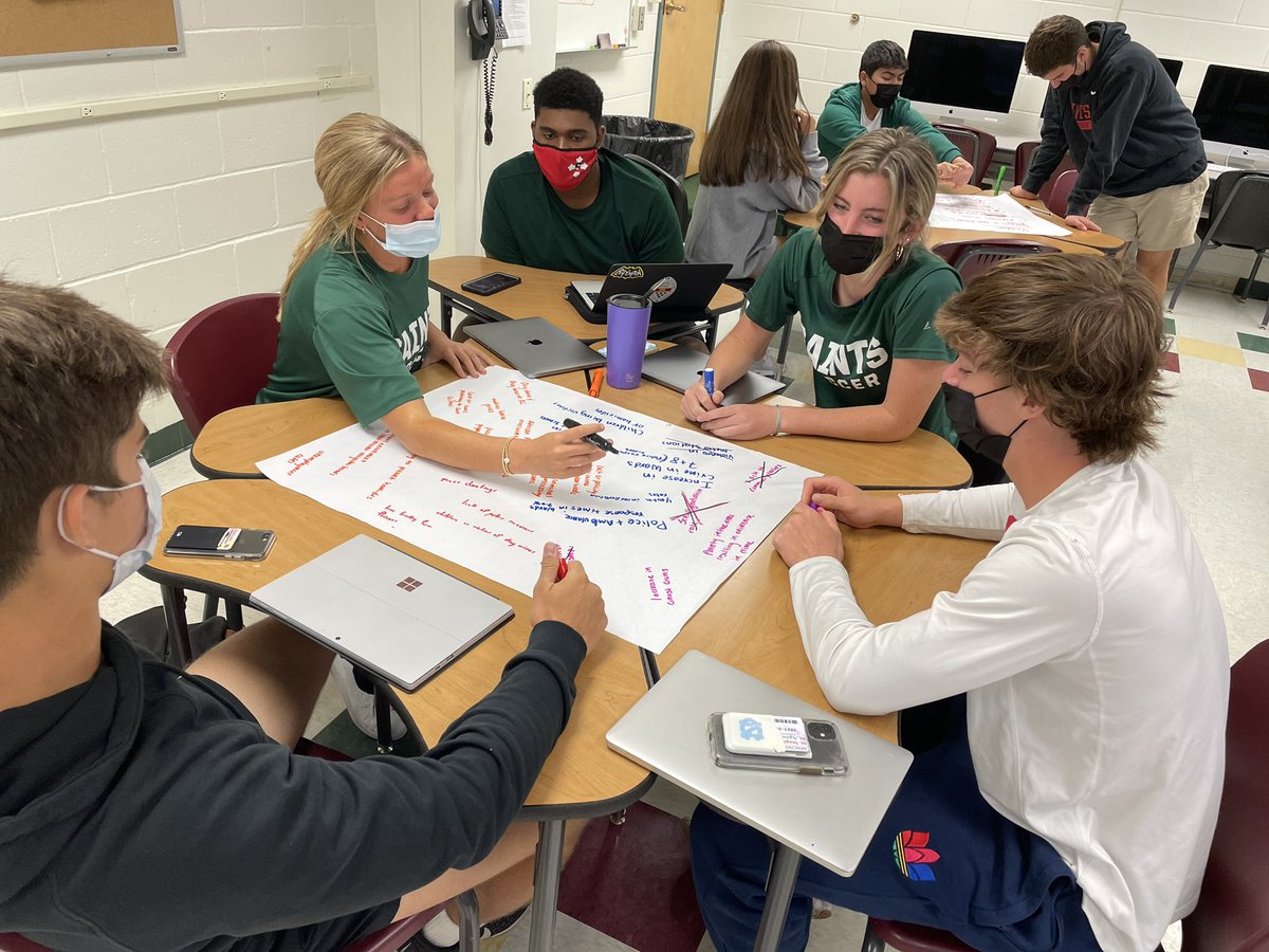 MsFusinaChem's tweet image. Students in AP Sem brainstormed a problem found amongst their individual lenses before starting their group multimedia presentations focused on one problem and solution on their topic of choice @SSSASsaints @hangingwithMsH #APSeminar #APSem #PT1