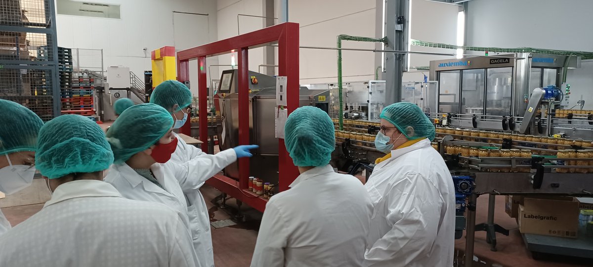 chemarcalleja's tweet photo. Enorme placer conjugar #investigación #VegeColiRes y #docencia con 👩🎓🧑🎓 #IngenieríaAgronómica @EIAF_ULE
➡️comprobando in situ la gestión #CalidadAlimentaria y el control de peligros #SeguridadAlimentaria
👏👏 egresadas @unileon:
Marina @PenelasSL y Sonia @primaflor
#CySA https://t.co/ypOBysXKHp