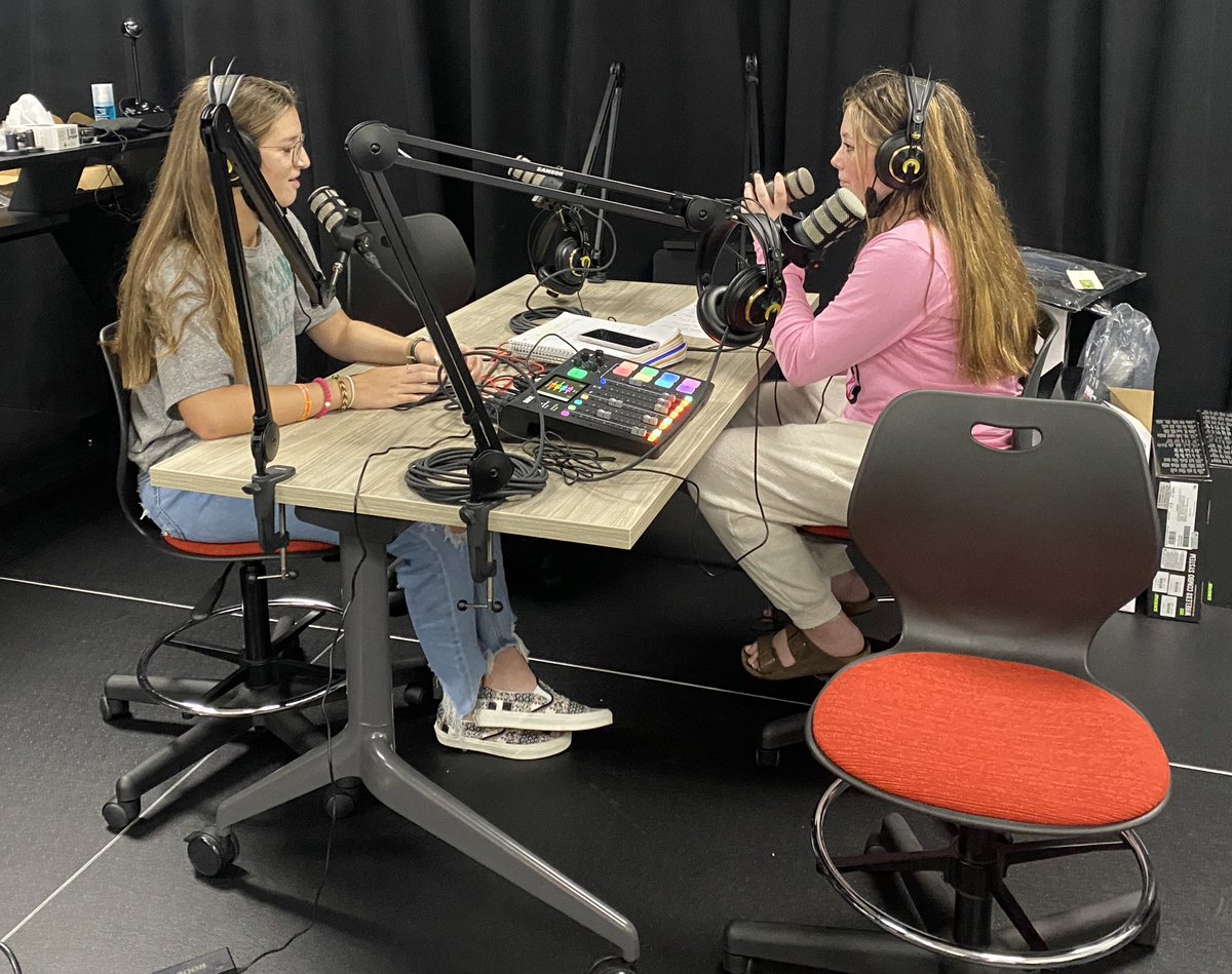 MrNumero's tweet photo. The opportunity to create a space like this at @GainesvilleHS for students, having teachers like @hampsonapush willing to let you into their classroom, and quality gear from @rodemics creates an environment that students are excited to get into. #ifyoubuildit #techforedsake https://t.co/mmZd7O2qid