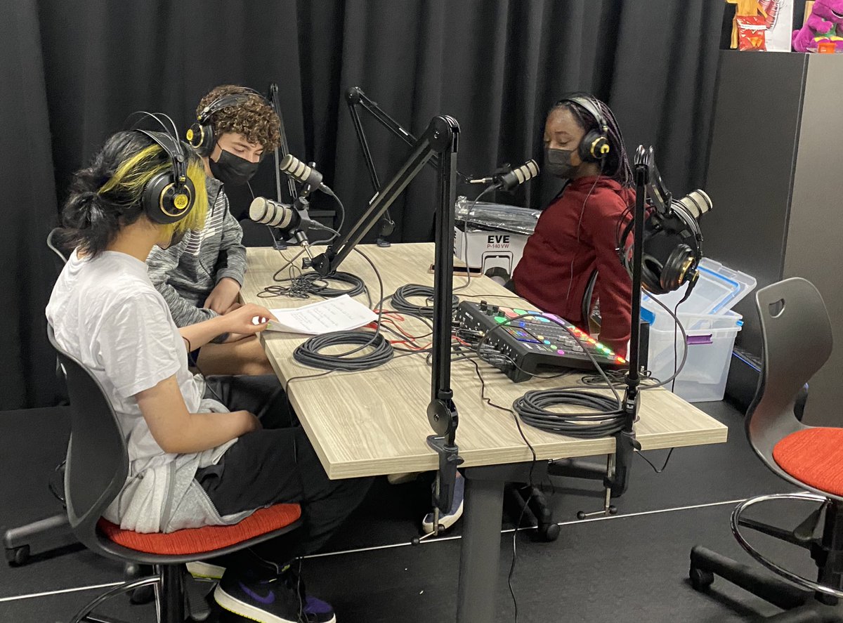 MrNumero's tweet photo. The opportunity to create a space like this at @GainesvilleHS for students, having teachers like @hampsonapush willing to let you into their classroom, and quality gear from @rodemics creates an environment that students are excited to get into. #ifyoubuildit #techforedsake https://t.co/mmZd7O2qid