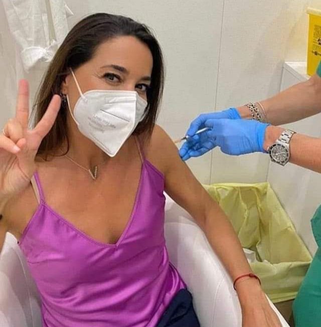 Dagos18345461's tweet photo. @LiciaRonzulli Massí, la Ronzulli, quella che si è vaccinata col tappo sull' ago? https://t.co/48Erc5ShPC
