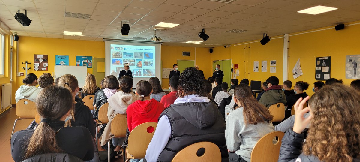 Navy_DroneClass's tweet photo. Visite du #CESSAN mercredi 20 octobre au collège devant deux classes de troisième dont la #CDSG du Collège. Des élèves ravis qui ont pu découvrir l'#Aéronavale, une des 5 composantes de la @Marinenationale. https://t.co/HLVnRMpOJP