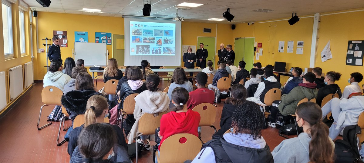 Navy_DroneClass's tweet photo. Visite du #CESSAN mercredi 20 octobre au collège devant deux classes de troisième dont la #CDSG du Collège. Des élèves ravis qui ont pu découvrir l'#Aéronavale, une des 5 composantes de la @Marinenationale. https://t.co/HLVnRMpOJP