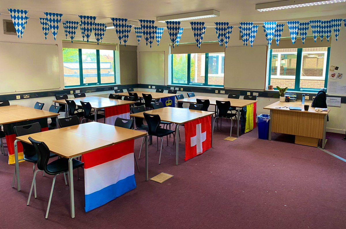 JMSGerman's tweet photo. Endlich dürfen die Schüler wieder in Gruppen arbeiten ••• finally the students are able to work in groups again! #JMSGerman #Team #DeutschSprachigenLändern https://t.co/6U9ZMOppEV
