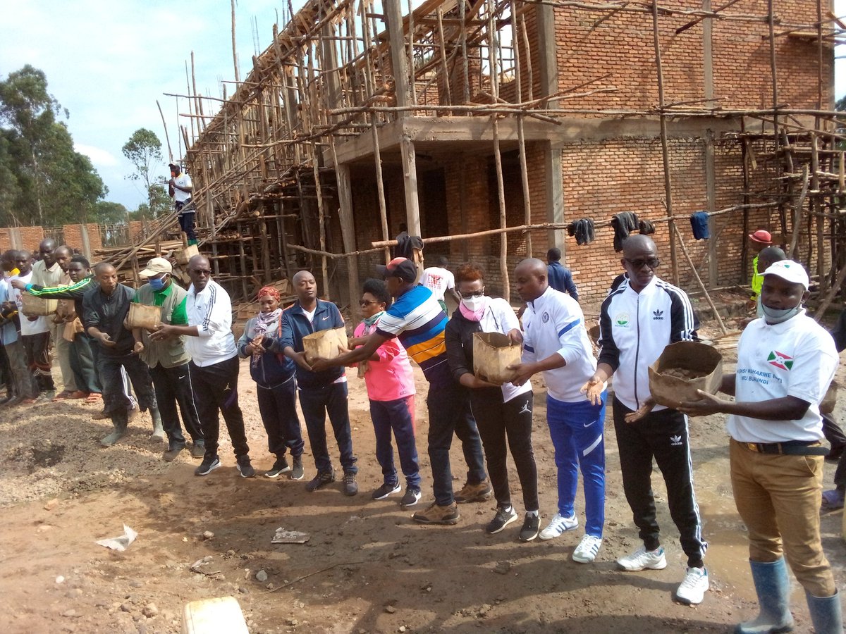 CommuneKiremba's tweet photo. La commune KIREMBA poursuit les activités de construction du Centre d'Enseignement des Métiers de Butare. Une école en étage. https://t.co/3IslmBqnzH
