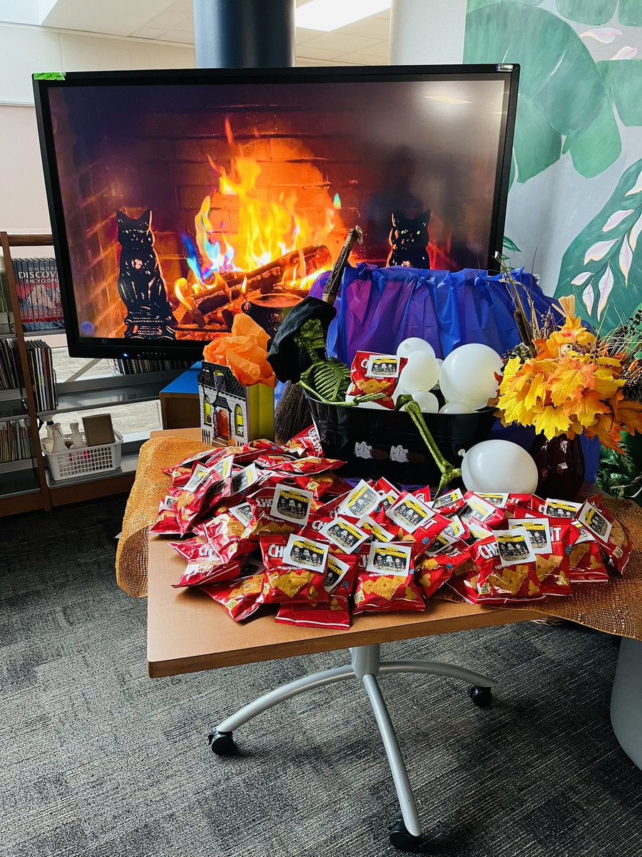 JenMireles3's tweet photo. Itβs bone dry at @CFISDWalker library. @apeaseart and I are ready for our teachers to enjoy their cheez-it treats! @CyFairISD @CyFairJoel @CYFairEdTech @CYFairlibraries #CFISDWalker @BlakeySmithRds https://t.co/MkBClcVJIb