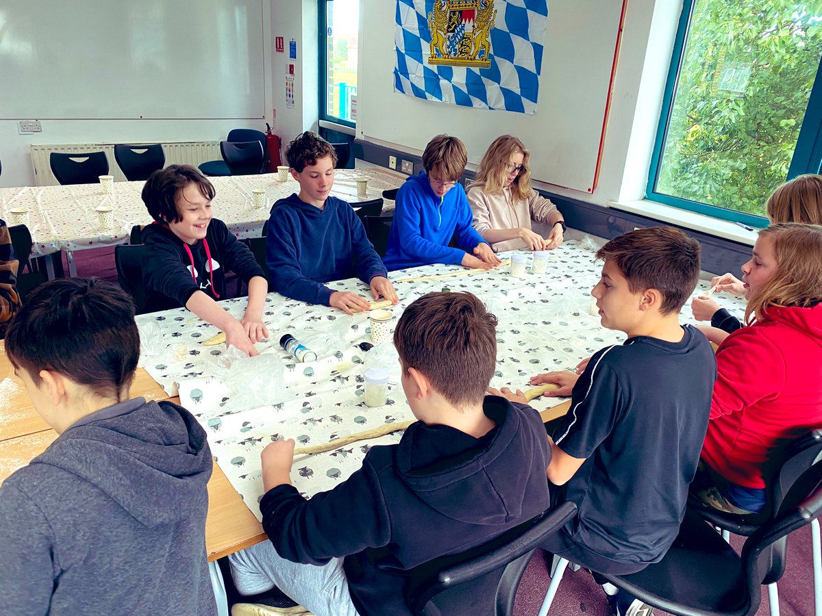 JMSGerman's tweet photo. @JohnMasonSchoo1 Oktoberfest Tag 2. Mit etwas Hilfe von @WalkerJms und @MrsMannionJMS, haben die Schüler Brezeln gebacken 🥨 •••• JMS Oktoberfest day 2. With some help from Mr. Walker and Mrs. Mannion, the students baked their own pretzels #JMSGerman #JohnMason https://t.co/KfoBJIf007