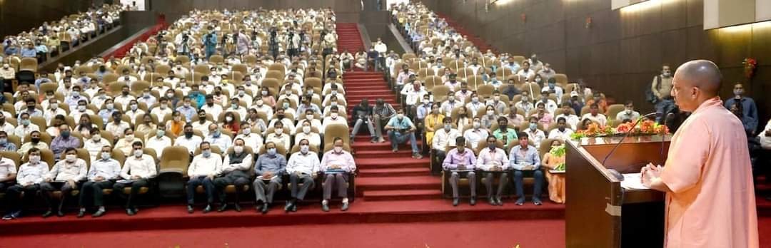 दीपावली से पहले योगी सरकार ने प्रदेश के युवाओं को दिया बड़ा तोहफा 

माननीय मुख्यमंत्री श्री <a href="/myogiadityanath/">Yogi Adityanath</a> जी ने उत्तर प्रदेश अधीनस्थ सेवा चयन आयोग द्वारा कृषि विभाग में चयनित 1,863 प्राविधिक सहायक को दिये नियुक्ति पत्र 
#साढ़े_4साल_साढ़े_4लाख_नौकरियां