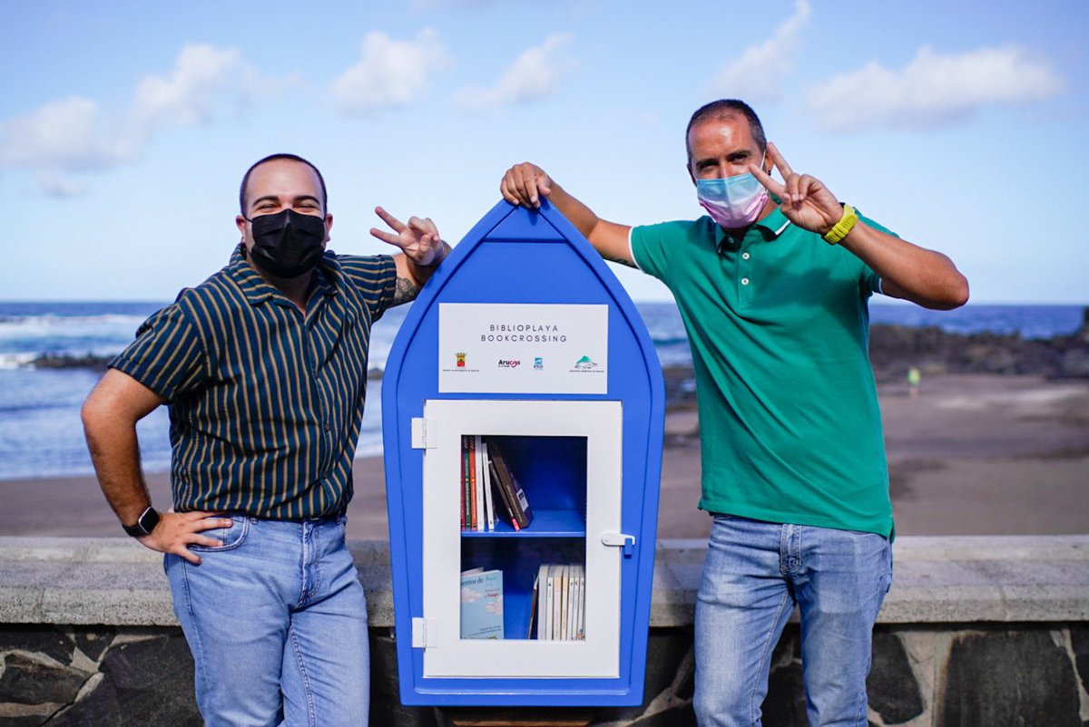 Claforett's tweet photo. Hoy hemos presentado nuestras #Biblioplayas en El Puertillo, Los Charcones y San Andrés. Acercando la cultura a través de #bookcrossing a nuestra costa 📚❤️ 
#ArucasCultura https://t.co/3wXSwkQ9TB