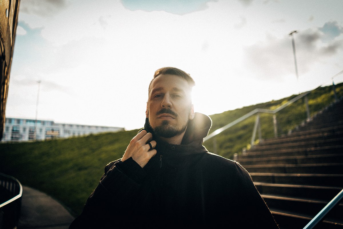 Ich habe heute leider keine Ankündigung für euch. Passt auf, dass ihr nicht fortweht!

Fotos: Jakob Marwein